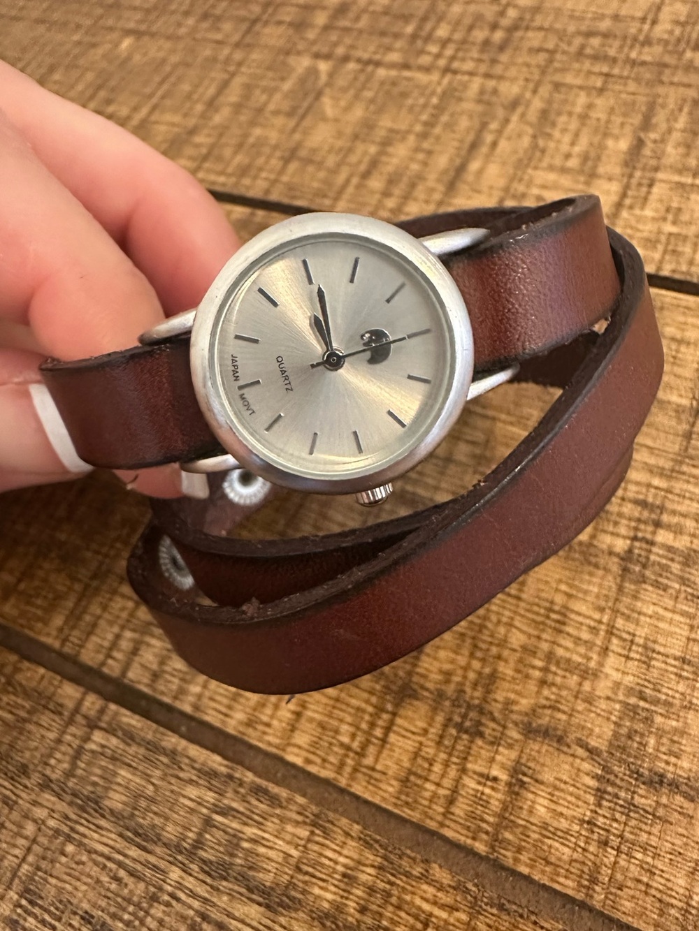 Quartz Wristwatch Brown Wrap Around
Snap Closure Band Silver Tone
Round Face